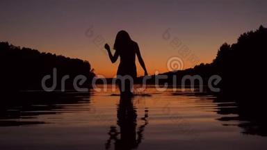 夕阳西下的湖水中，一个女人在水深处奔跑的剪影